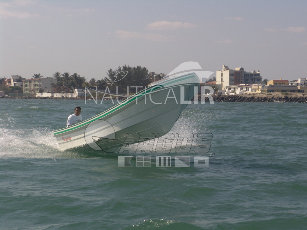 Embarcación / Lancha para Pesca Argos 20 Pies de Proa Alta.